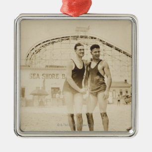 Mannen die op strand staan metalen ornament