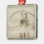 Mannen die op strand staan metalen ornament (Links)