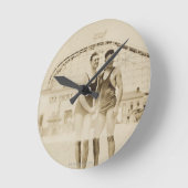 Mannen die op strand staan ronde klok (Hoek)