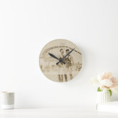 Mannen die op strand staan ronde klok (Huis)