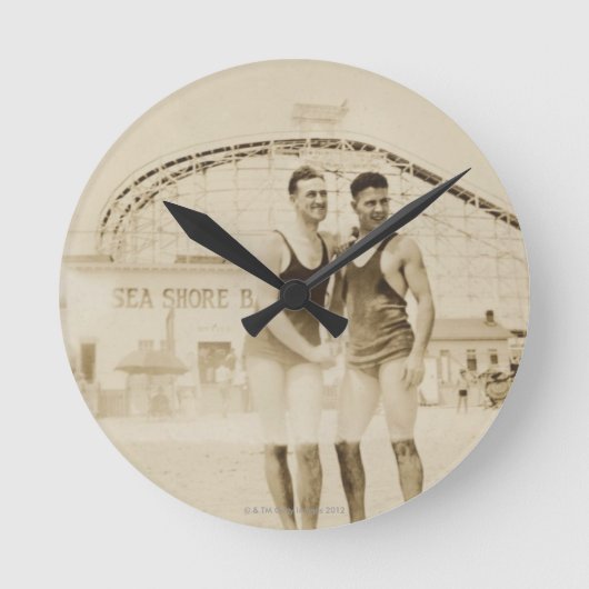 Mannen die op strand staan ronde klok (Voorkant)