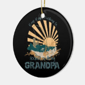 Mannen die vastzitten aan het feit dat ze opa fun  keramisch ornament (Links)