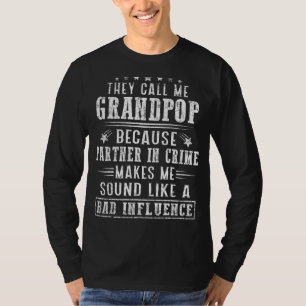 Mannen die ze me kleinpop noemen omdat partner in t-shirt