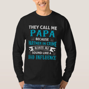 Mannen die ze me Papa Papa-partner noemen in misda T-shirt