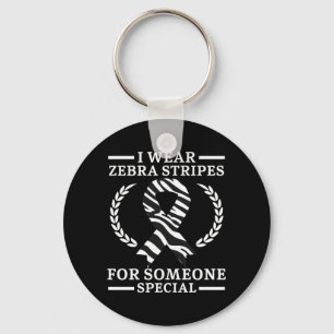 Mannen dragen zebra strepen voor iemand speciaal sleutelhanger