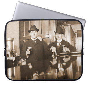 Mannen Drink Beer Foto Saloon Bar 1890 Laptop Sleeve