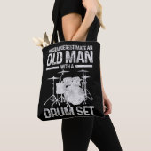 Mannen drummer-cadeaus onderschat nooit een oud Ma Tote Bag (Dichtbij)