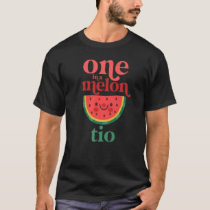 Mannen een op een meloen getikte watermeloen eerst t-shirt