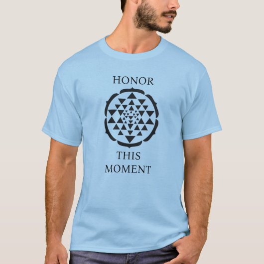 MANNEN EER DIT MOMENT T-SHIRT (Voorkant)