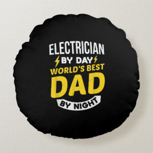 Mannen elektricien van dag tot dag beste vader van rond kussen