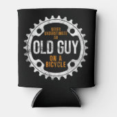 Mannen fietsen - nooit een oude man onderschatten  blikjeskoeler (Voorkant)