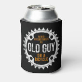 Mannen fietsen - nooit een oude man onderschatten  blikjeskoeler (Blikje Achterkant)