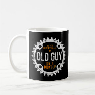 Mannen fietsen - nooit een oude man onderschatten koffiemok
