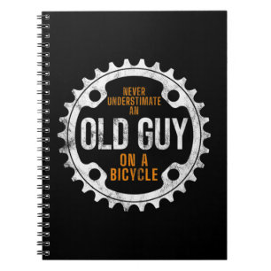 Mannen fietsen - nooit een oude man onderschatten  notitieboek