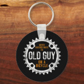 Mannen fietsen - nooit een oude man onderschatten  sleutelhanger (Voorkant)