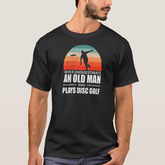 Mannen Frisbee onderschat nooit een oud Man dat Pl T-shirt (Voorkant)
