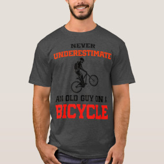 Mannen Funny Cycling onderschat nooit een oude man T-shirt