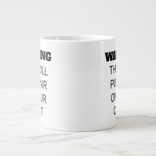 Mannen Funny Strong Caffeine zet haar op de borst Grote Koffiekop (Voorkant)