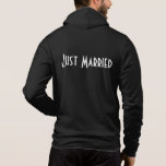 Mannen Gehuwd met Hoodie<br><div class="desc">Deze zachte ritssluiting van Bella is voor de bruidegom om te ontspannen, in het zwart getoond met een net gehuwde tekst op de achterkant. Pas dit object aan of koop zoals het is.</div>