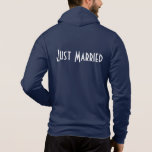 Mannen Gehuwd met Hoodie<br><div class="desc">Deze zachte ritssluiting van Bella is voor de bruidegom om te ontspannen in de marine met een net gehuwde tekst op de achterkant. Pas dit object aan of koop zoals het is.</div>