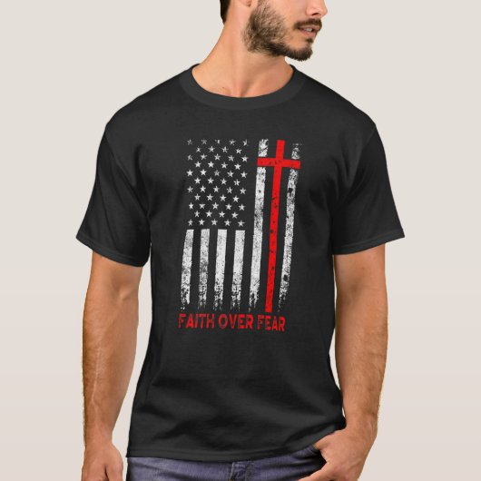  Mannen geloof over angst Christelijk kruis ameri T-shirt (Voorkant)