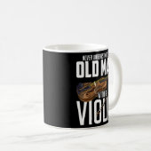 Mannen geweldpleger onderschat nooit een oud Man Koffiemok (Voorkant rechts)
