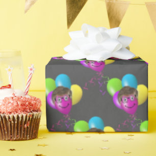 Mannen gezicht op verjaardagsballon cadeaupapier