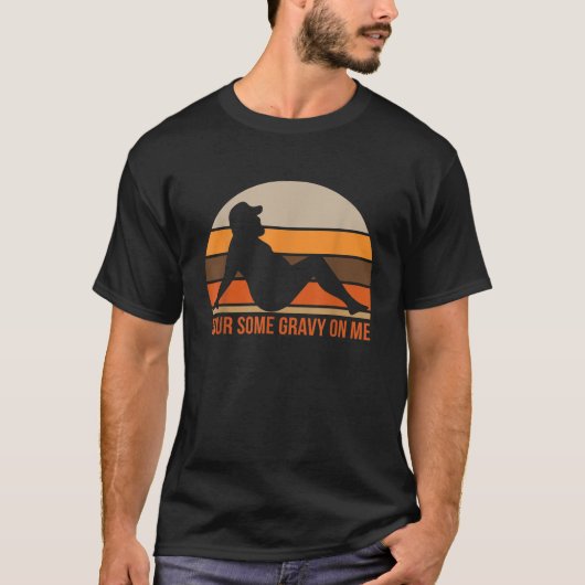 Mannen giet wat jus op me t-shirt (Voorkant)