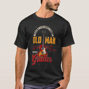 Mannen gitarist onderschat nooit een oud Man met T-shirt