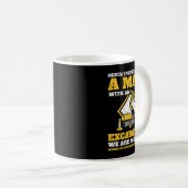 Mannen graafmachines onderschatten een oude koffiemok (Voorkant rechts)