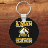 Mannen graafmachines onderschatten een oude sleutelhanger (Voorkant)
