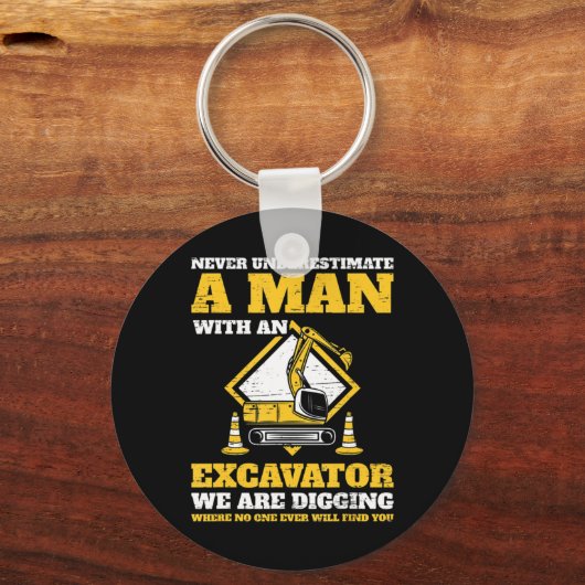 Mannen graafmachines onderschatten een oude sleutelhanger (Voorkant)