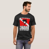 Mannen grappig dat ik de haai niet moet uitzwemmen t-shirt (Voorkant volledig)