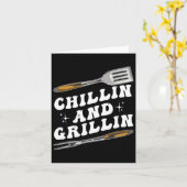 Mannen Grappige BBQ Chillin en Grillin Kaart (Gele Bloem)