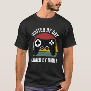 Mannen grappige ober van de dag tegen de gamer bij t-shirt