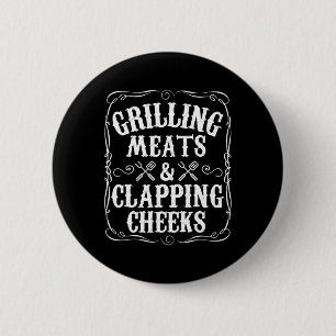 Mannen grillen vlees en slaan wangen Funny Bbq Ronde Button 5,7 Cm