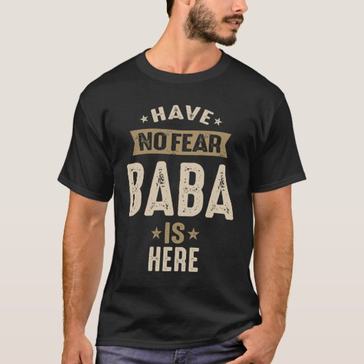 Mannen hebben geen angst dat Baba hier is grappig T-shirt (Voorkant)
