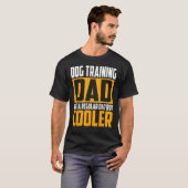 Mannen hond training vader als een gewone vader ma t-shirt (Voorkant volledig)