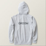 Mannen Hoodie Groom<br><div class="desc">Voor de bruidegom,  getoond is een heather grey kleur hoodie om te ontspannen in. Grijze kleur geborduurde tekst op de voor- en achterkant.</div>