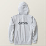 Mannen Hoodie Groom<br><div class="desc">Voor de bruidegom, getoond is een heather grey kleur hoodie om te ontspannen in. Grijze kleur geborduurde tekst op de voor- en achterkant.</div>