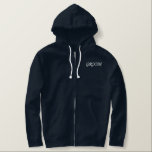Mannen Hoodie Groom<br><div class="desc">Voor de bruidegom getoond is een marineblauwe hoodie om in te ontspannen. Witte geborduurde tekst op de voor- en achterkant. Pas dit object aan of koop zoals in de afbeelding.</div>