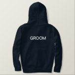 Mannen Hoodie Groom<br><div class="desc">Voor de bruidegom,  getoond is een marine-blauwe kleur hoodie om te ontspannen in. Witte geborduurde tekst op de voor- en achterkant.</div>