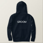 Mannen Hoodie Groom<br><div class="desc">Voor de bruidegom, getoond is een marine-blauwe kleur hoodie om te ontspannen in. Witte geborduurde tekst op de voor- en achterkant.</div>