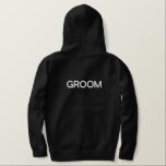 Mannen Hoodie Groom<br><div class="desc">Voor de bruidegom,  getoond is een zwarte hoodie om in te ontspannen. Witte geborduurde tekst op de voor- en achterkant.</div>