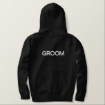 Mannen Hoodie Groom<br><div class="desc">Voor de bruidegom, getoond is een zwarte hoodie om in te ontspannen. Witte geborduurde tekst op de voor- en achterkant.</div>