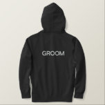 Mannen Hoodie Groom<br><div class="desc">Voor de bruidegom,  getoond is een Heather Charcoal kleur hoodie om te ontspannen in. Witte geborduurde tekst op de voor- en achterkant.</div>