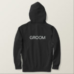 Mannen Hoodie Groom<br><div class="desc">Voor de bruidegom, getoond is een Heather Charcoal kleur hoodie om te ontspannen in. Witte geborduurde tekst op de voor- en achterkant.</div>
