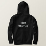 Mannen Hoodie net getrouwd<br><div class="desc">Voor de Groom die getoond wordt, is een zwarte zip-hoes om in te ontspannen. Witte geborduurde tekst op de voor- en achterkant/Gewoon getrouwd. Pas dit object aan of koop zoals het is.</div>