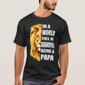 Mannen in een wereld vol opa's zijn een papa opa t-shirt (Voorkant)