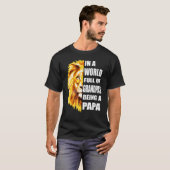 Mannen in een wereld vol opa's zijn een papa opa t-shirt (Voorkant volledig)
